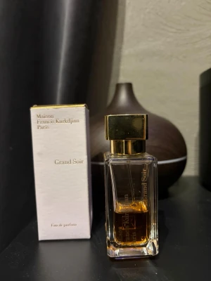 Maison Francis Kurkdjian Grand Soir - Lyxig Eau de Parfum från Maison Francis Kurkdjian. Volym: 35 ml. Ingredienser: Alcohol, Parfum (Fragrance), Aqua, Triethyl Citrate, Coumarin, Limonene, Butyl Methoxydibenzoylmethane, Linalool, m.fl. Perfekt för dig som vill sticka ut med en exklusiv doft.