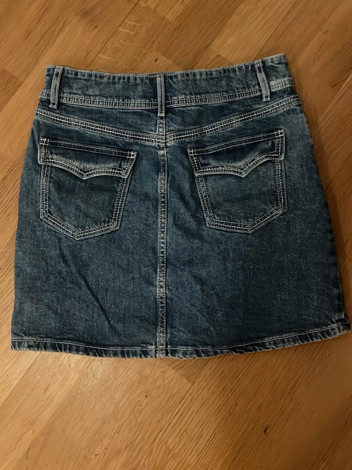 Blå jeanskjol med fickor - 3