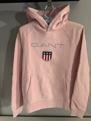 Ljusrosa Gant hoodie - Ljusrosa Gant hoodie i stl. 158/164 (13-14år)