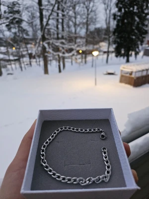 Silverarmband Stilrent - Snygg silverfärgad kedjearmband av stainless steel i bra skick. Klassisk design som passar till allt. Utan låda