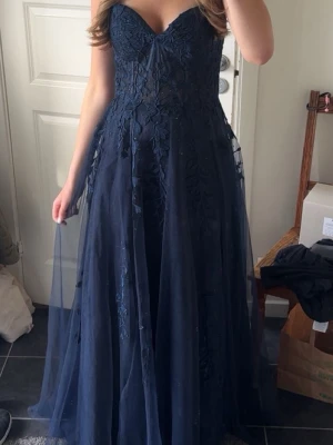 Marinblå långklänning med spetsdetaljer - Säljer min marinblåa balklänning från zapaka, som jag endast har använt 1 gång och är i nyskick. Jag är 168 och den var lite för lång men passade me klackar.  Pris kan diskuteras!