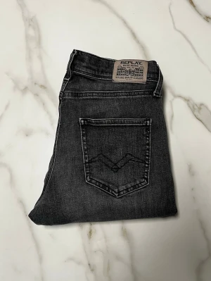 Replay jeans - Säljer nu ett par riktigt feta replay jeans. Storlek står inte men tror de är runt storlek W28/29. Jeansen är 101 cm långa och 37 cm i midjan. Modellen är 172cm. Skriv vid frågor eller funderingar🙌✅
