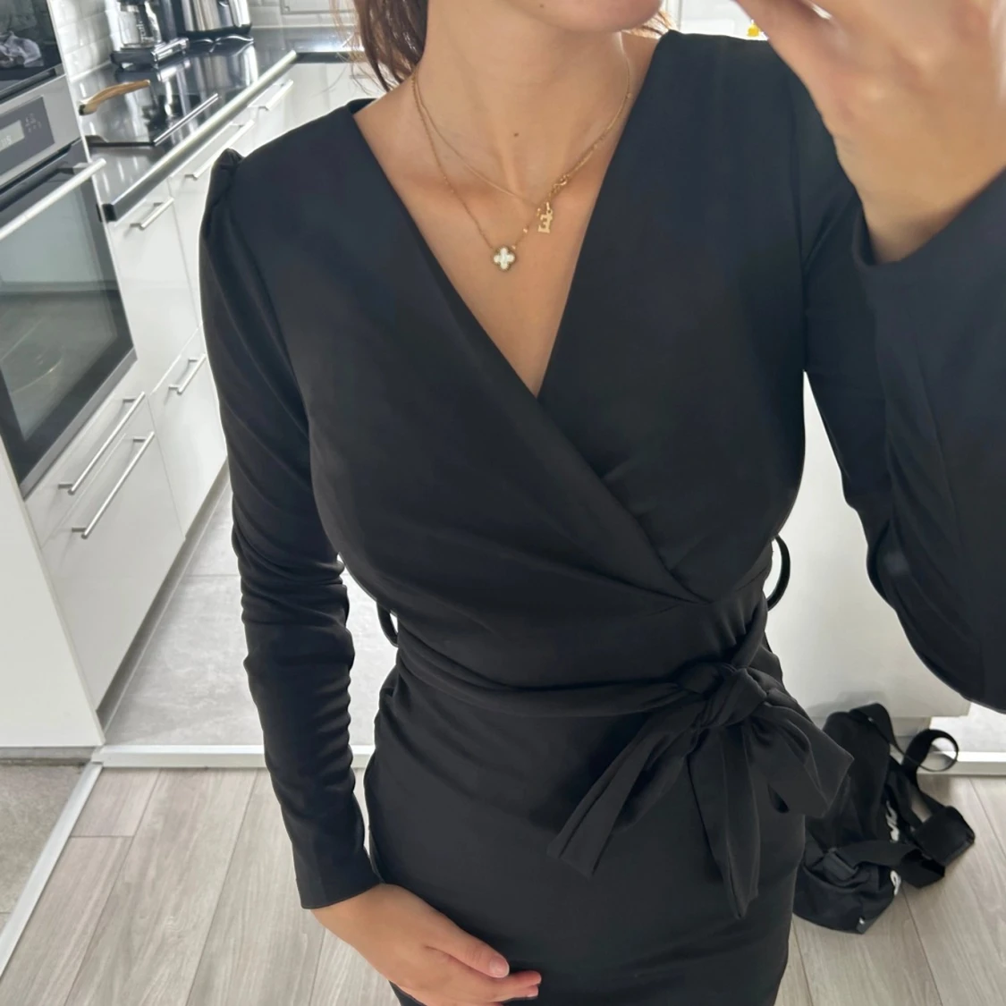 Svart klänning med knytband - 1