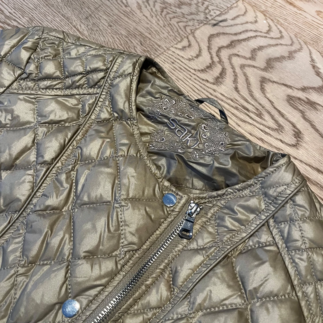 Quiltad jacka från Saki i beige guldfärg 