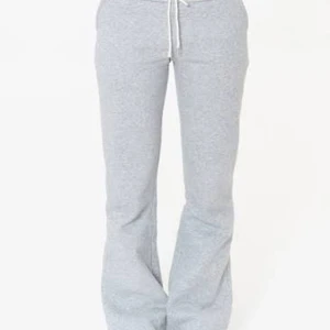 Grå mjukisbyxor från Nitted S - Snygga ljusgrå mjukisbyxor från Nitted med broderad logga vid benet. Byxorna har snörning i midjan, raka ben med lätt utsvängning och är gjorda i mjukt bomullsmaterial. Perfekta för chill eller när du vill vara bekväm men ändå se fräsch ut.