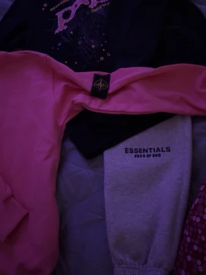 Bundle  (sp5der) (essentials fear of god)( stone island) - Säljer ett par essentials fear of god byxor, en stone island tröja och en svart sp5der hoodie i en bundle för 2100 kr säljer sp5der original pris 800kr essentials 845kr och stone island för 750. Priset kan diskuteras 