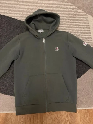 Moncler kofta - Storlek S Vid med bilder eller info, vänligen skriv pm.