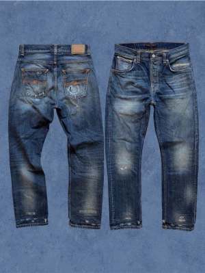 *SELVAGE* STRAIGHT NUDIES - Ett par Nudie selvage jeans med helt galna slitningar från fabrik vilket är sjukt eftertraktat! Straight fit - ”Sleepy Sixten”. Det står W29 inuti men gå alltid efter måtten. Hör av dig vid frågor! Mått: Ytterbenslängd - 103 cm, Midja - 40 cm, Bensöppning - 19.5 cm