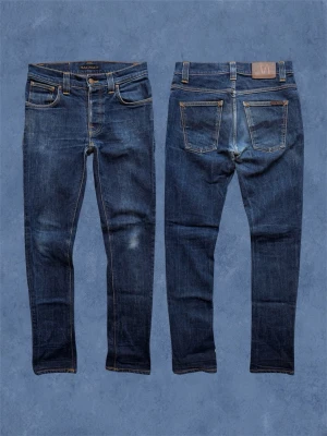 Dry Nudie Grim Tim - Ett par dry Nudie jeans med en snygg tvättsom kommer bli ännu snyggare med tiden! Slim fit. Det står W30 inuti men listar som W29 gå alltid efter måtten. Hör av dig vid frågor! Mått: Ytterbenslängd - 100 cm, Midja - 37 cm, Bensöppning - 15.5 cm