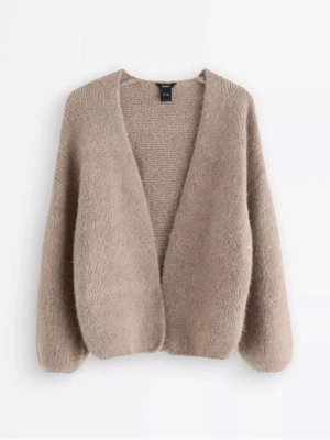 Beige stickad kofta från Lindex - Pupulär och skitsnygg kofta från Lindex!!! Helt ny med lappen kvar, kommer inte till användning🩷 Skriv om ni har fler frågor😜