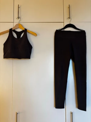 Uniqlo grått träningsset storlek S - Uniqlo grått träningsset storlek S. Perfekt skick! Använt några enstaka gånger. Sprttopp mef inbyggda kupor och hellånga tights.