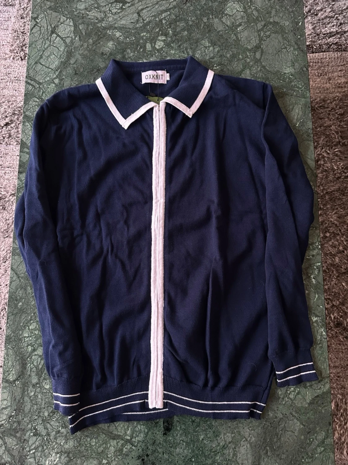 Mörkblå kofta med vita detaljer OXKNIT - 1