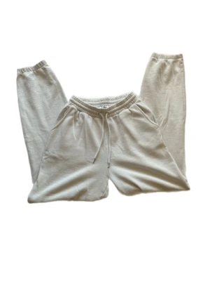 Vitkräma mjukisbyxor - ja säljer dessa vit krämiga mjukisbyxor, passar mycket och din egna figur. de kan bäras low rise, mid eller high. jag säljer de pgv att jag inte använder de.