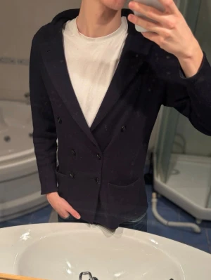 Stickad John Henric kavaj i merino ull  - | jag säljer nu en riktigt stilig kofta/kavaj som passar till både vardagen men även finare tillfällen | storlek: S | Material: 100% merinoull | skick: som ny | skriv till mig ifall du har fler frågor! ;)