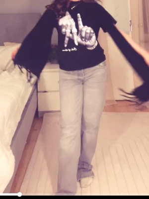 Grå raka jeans med typ låg midja - Säljer ett par ljusgrå jeans med rak passform och klassisk midja. Jeans har knapp och dragkedja framtill. Materialet  har en avslappnad