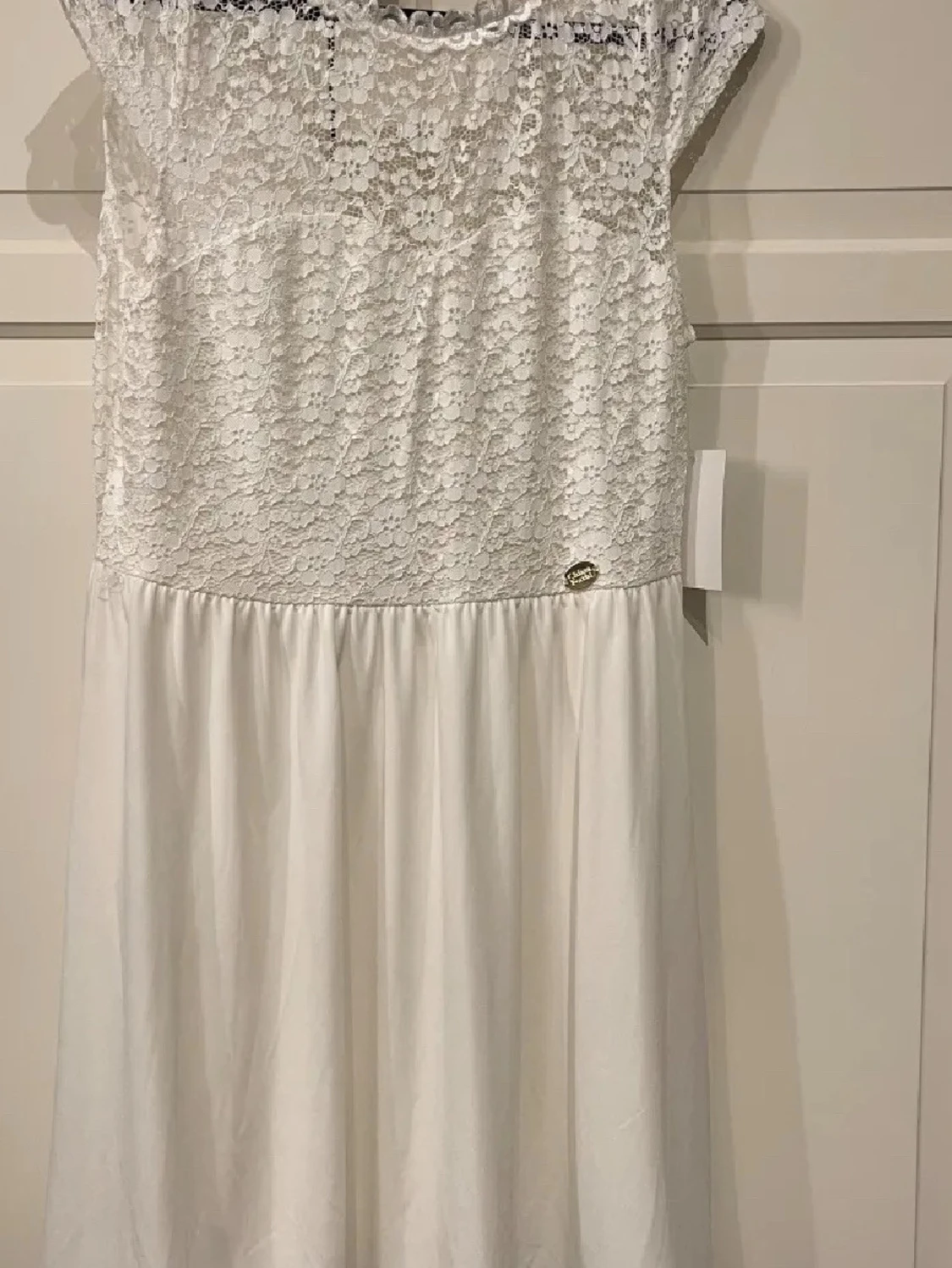 Vit spetsklänning med v-ringning bak - 1