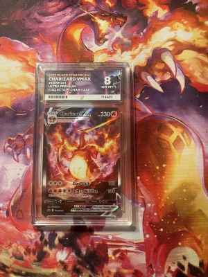 Charizard VMAX - Säljer ett sällsynt och eftertraktat Charizard VMAX Pokémon-kort. Perfekt för samlaren eller spelaren som vill ha ett kraftfullt tillskott till sin samling. Kortet är i utmärkt skick och redo att bli ditt!