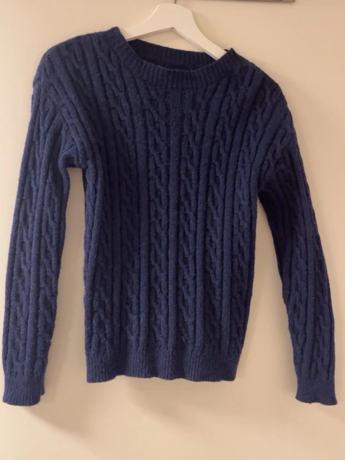 Mörkblå kabelstickad tröja