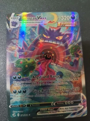 Gengas Vmax - Bilderna visar Pokémonkort, bland annat ett Gengar VMAX, men ingen väst syns på någon av bilderna.