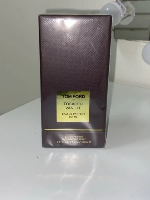 Tom Ford Tobacco Vanille 100ml - Tom Ford Tobacco Vanille Eau de Parfum, 100 ml. Ingredienser: Alcohol Denat, Water/Aqua/Eau, Fragrance (Parfum), Linalool, Limonene, Farnesol, Geraniol, Eugenol, Benzyl Benzoate, Benzoic Acid. Tillverkad i USA.