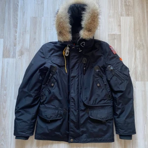 Parajumpers Parajumper Para Jumpers Para Jumper PJS Parkas Parka Vinter Jacka Jacket - Hej!  Säljer en äkta Parajumpers Masterpiece Series vinterjacka.  Mycket fint skick  Storlek Small S  Svart färg   Insydd QR Certilogo-kod