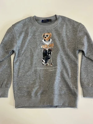 Grå Ralph lauren tröja  - Ralphlauren Björn tröja. I storlek  S men passar även mindre. Knappast använd. Skick: 9/10