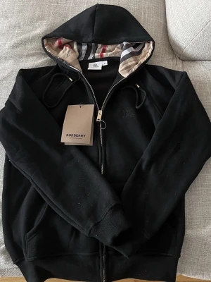 Burbery huddy kids size M - Vill inte ha den trodde den skulle passa mig bättre! Piset kan vi snacka om