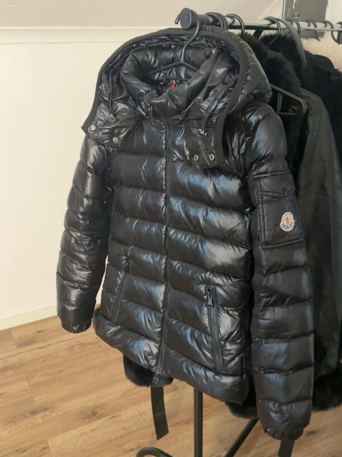Svart Moncler pufferjacka med huva