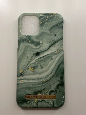 Jätte fint grönt iPhone 11 skal (passar även iPhone X)  - Super fint iPhone skal från Ideal of Sweden 🙌🏼grönt med swirls och guld detaljer , passar både 11 och iPhone X!!