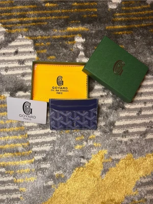 Blå Plånbok - Säljer en helt ny o oanvänd fin plånbok, den kommer med ett G… , box. Finns få kvar i lager. Vid fler bilder eller funderingar så är det bara att kontakta. FINNS FLER FÄRGER, VID STÖRRE KÖP ÄR PRISET LÄGRE.