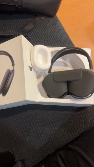AirPods Max - Snygga Apple AirPods Max i svart, komplett med originalförpackning och skyddsfodral. Hörlurarna är i mycket gott skick utan synligt slitage. Fantastisk ljudkvalitet, aktiv brusreducering och bekväm passform. Perfekt för musik, film och samtal.✨ AirPods Max – Äkta, i toppskick + kvitto ✨