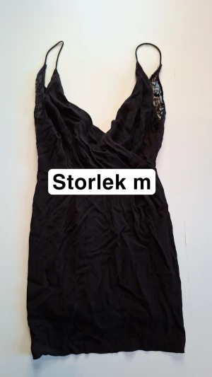 Klänning - En svart klänning i storlek M med fin spets baktill, V-ringad i ryggen med dragkedja man drar upp. Använd fåtal gånger och är i gott skick. Jag postar samma dag som köp sker ❤️ djur och rökfritt hem ❤️