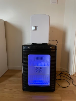 Minikyl - Säljer 2 minikylskåp. Båda kan ha varmt och kallt, båda har handtag och den ena har blått ljus. Pris 600 på den stora. 300 på den lilla. Priset är inte hugget i sten. Ställ gärna frågor innan köp