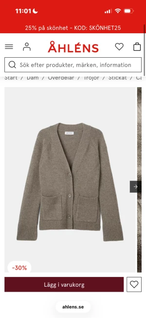 Beige kofta från Wera med fickor - Säljer denna fina kofta från Wera, endast använd några gånger. Varm och skön! Säljes för 300kr, köptes för 900kr 