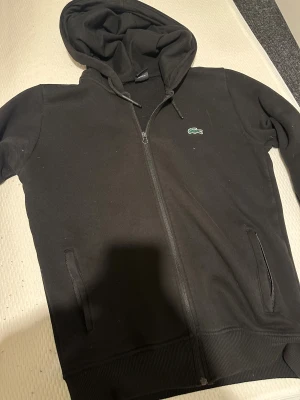 Marinblå hoodie från Lacoste M - Snygg svart  hoodie från Lacoste i storlek M. Passar s med 