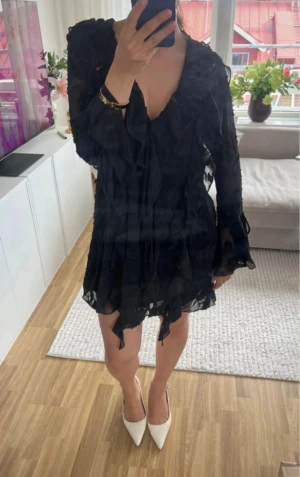 Svart volangklänning från Boohoo - Oanvänd med lapp kvar