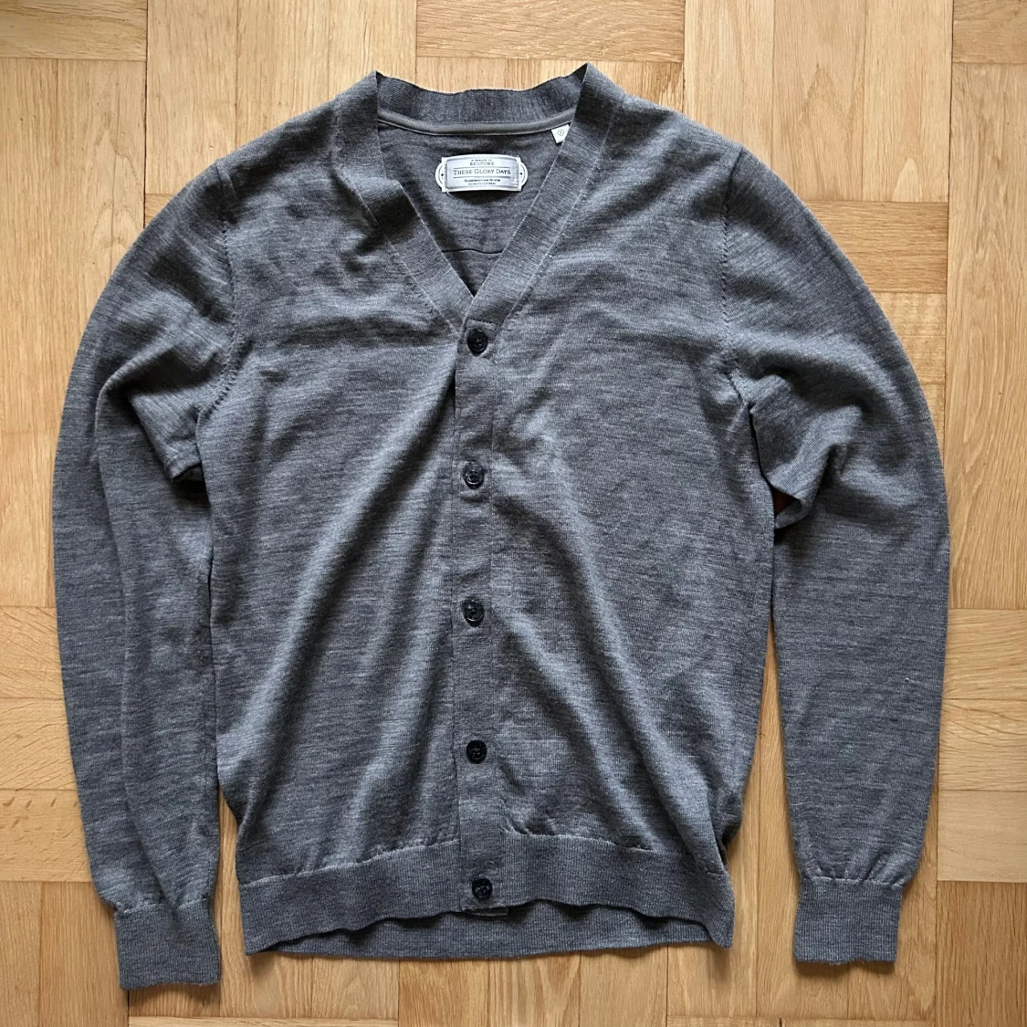 Grå kofta från These Glory Days