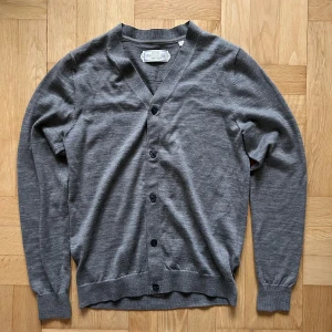 Grå kofta från These Glory Days - Grå kofta från These Glory Days. Mycket bra skick. Storlek S. Hör av er ifall ni har några frågor!