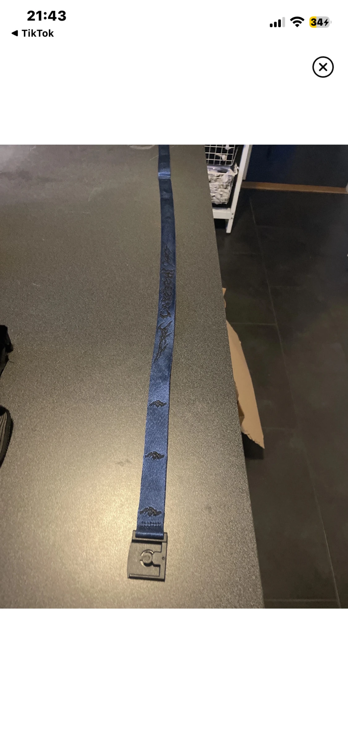 Blå bälte med svart spänne