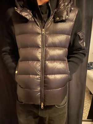Moncler cardigan - Tja. Säljer denna as feta moncler cardigan. Storlek S.