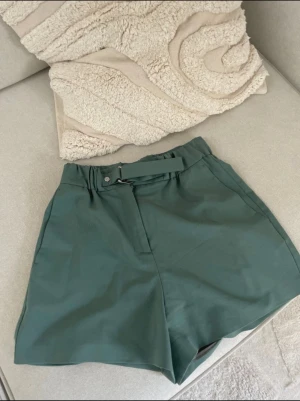 Gröna shorts med bälte - Gröna shorts från MAJE