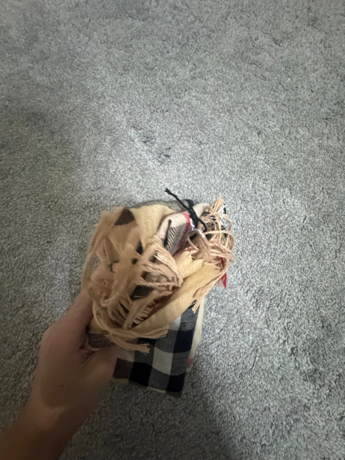 Beige rutig halsduk med fransar