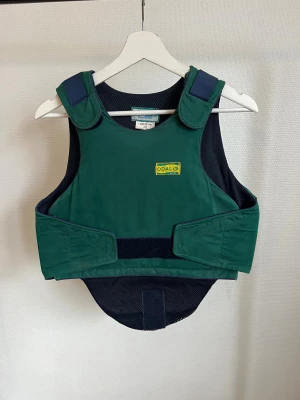 Barn ridväst från Airowear - Använd en del men fortfarande i väldigt bra skick! Ridväst för barn i storlek ”Child X Large” Mått 78-86 cm Bandet mellan benen finns inte men lätt att ersätta