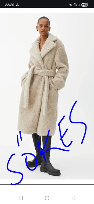 Sökes! Beige teddyjacka med bälte ARKET - Obs denna kappa sökes!!Supermysig lång teddyjacka i beige med bred krage och knytbälte i midjan. Jackan har två stora fickor och är perfekt för kalla dagar. Den har en loose passform och är långärmad, vilket gör den extra varm och skön.