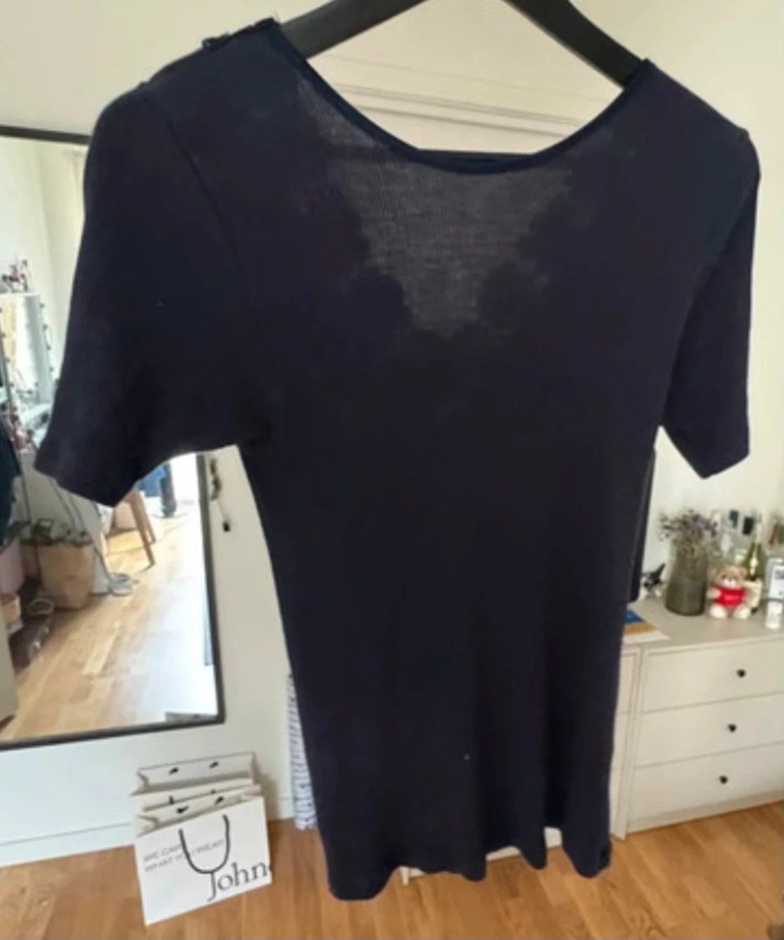 Mörkblå blus med spetsdetaljer - 1