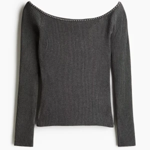 Topp från h&m med silvriga detaljer  - Jättesnygg topp från h&m som är slutsåld! Säljer då jag har 2 av samma🥰