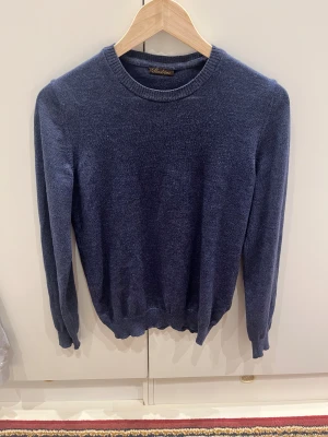 Stenströms Tröja - Säljer denna snygga blåa Stenströms tröja i 100% merinoull. Tröjan är i bra skick. Storlek S men skulle säga att det är mer som xs. Nypris ligger på runt 1600kr. Hör av er vid funderingar!