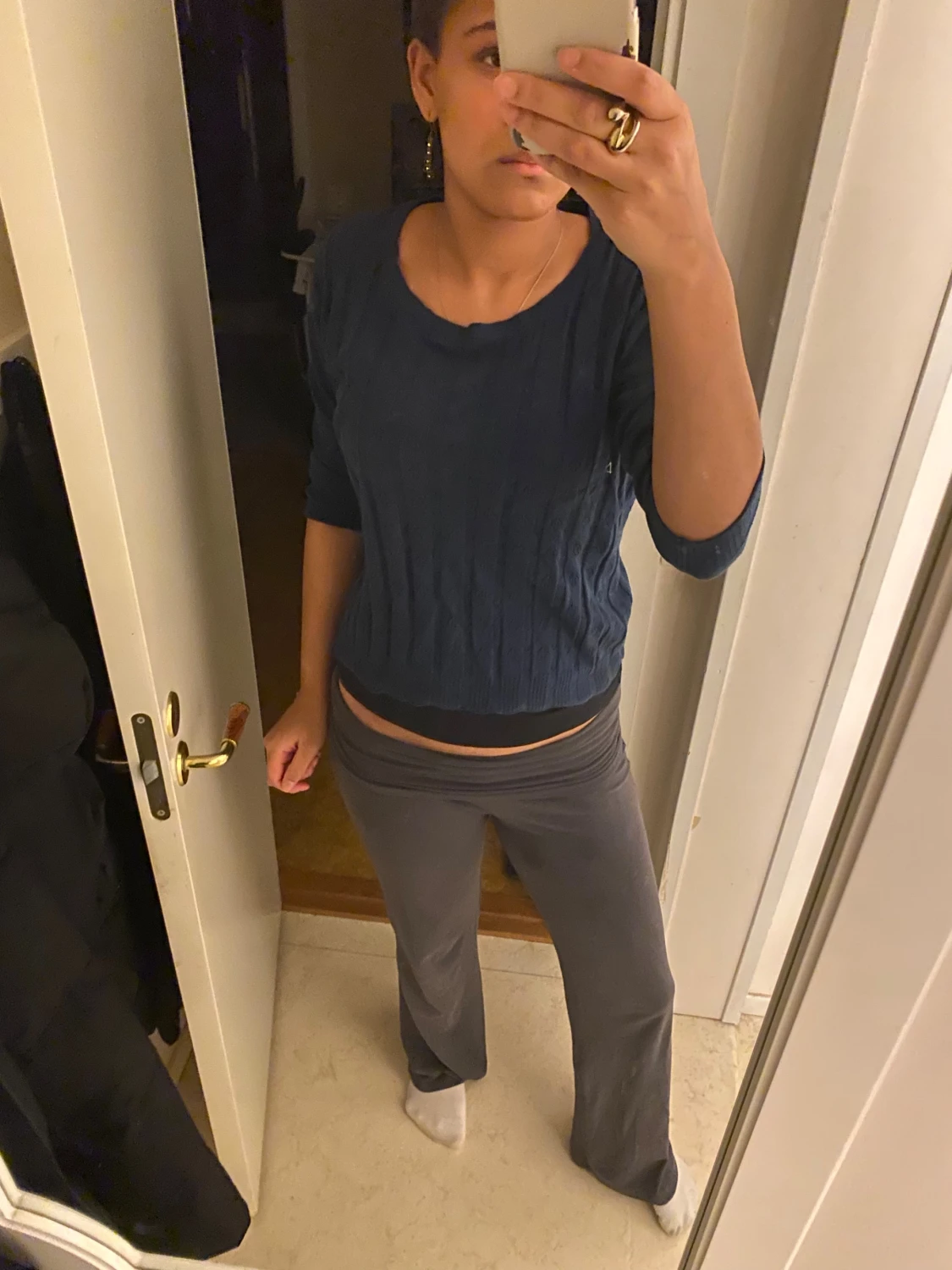 Mörkblå stickad tröja med mönster