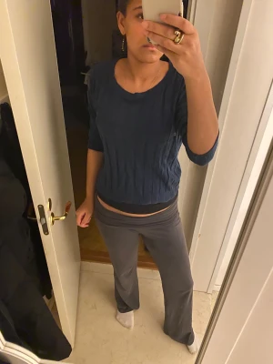 Mörkblå stickad tröja med mönster - Tröjan är lite spetsliknande. Dock har jag svart linne under så man ser inte att den är spets. Jätte fin och trekvart ärmar