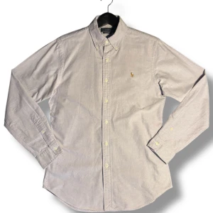 Polo Ralph Lauren oxfordskjorta ”blå” | Herr M | - Säljer en RL skjorta. Grym kvalité. Inga märken eller missfärgningar.   Storlek: M Herr Axel: 48 cm Bröst: 50 cm Längd: 79 cm  Leverans sker dagen efter Tveka inte att skriva om du har frågor, vill diskutera priset eller vill ha fler bilder!!